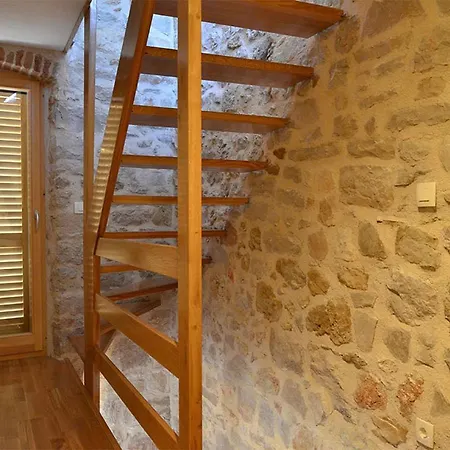 Stone House Nana *